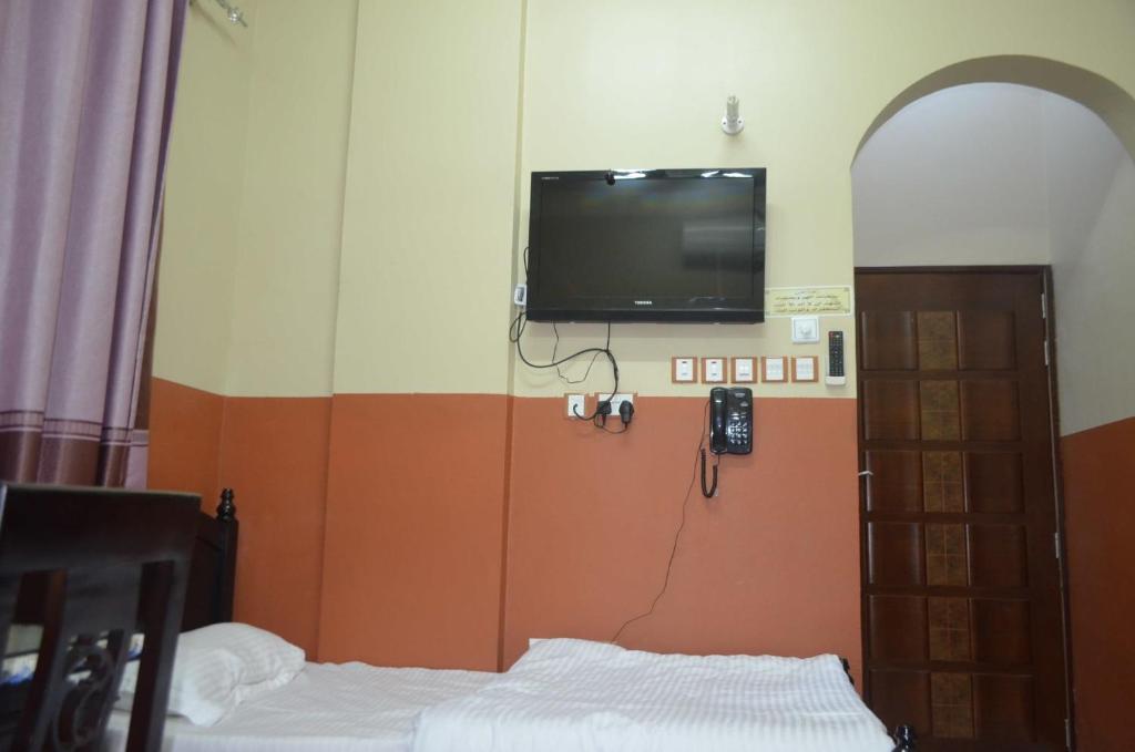 TV a/nebo společenská místnost v ubytování Five Continents Hotel