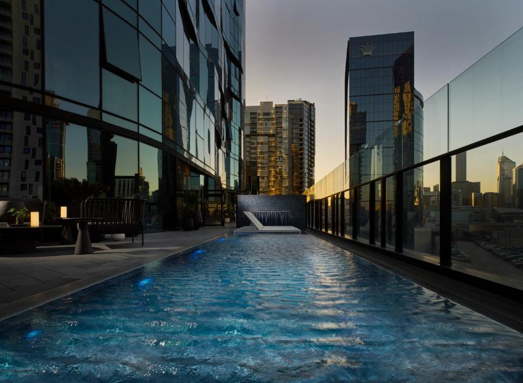 uma piscina numa cidade com edifícios altos em Shadow Play by Peppers em Melbourne