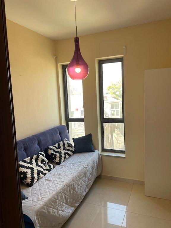 Postel nebo postele na pokoji v ubytování Gorgeous duplex in heart of Jerusalem