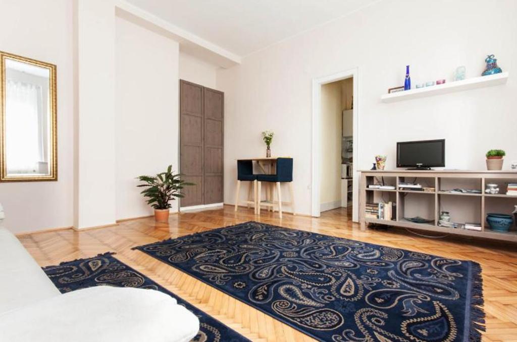 A television and/or entertainment centre at Home Away Apartment