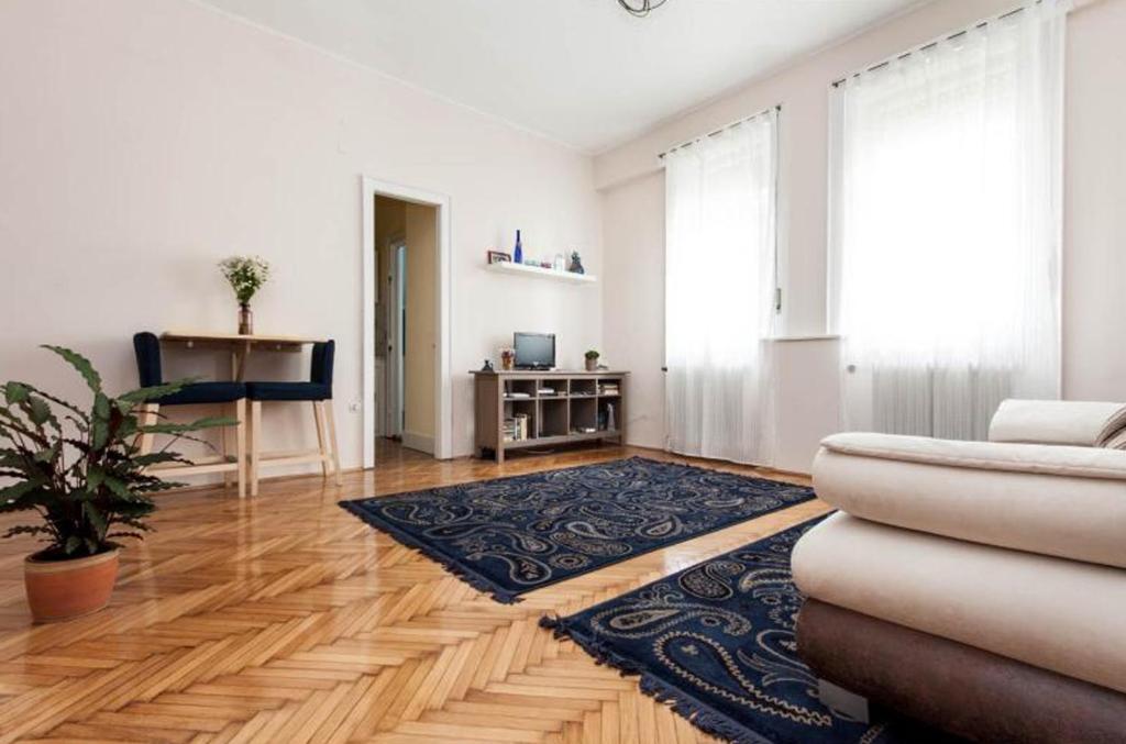A seating area at Home Away Apartment