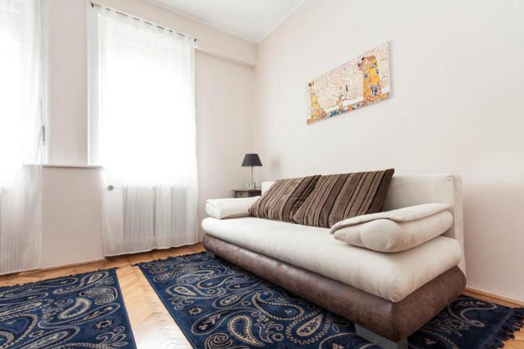 A seating area at Home Away Apartment