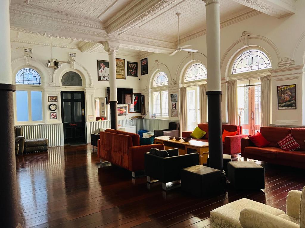 Posezení v ubytování Wallaby Backpackers Hostel Perth - note - Valid passport required to check in -
