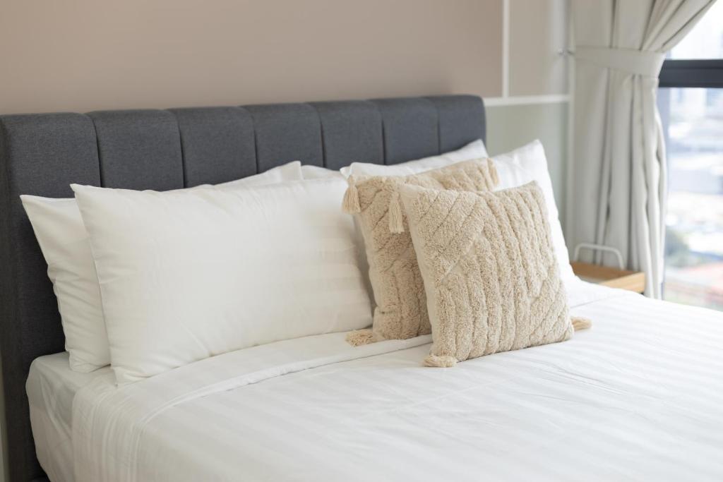 Postel nebo postele na pokoji v ubytování Continew Residence KL CoBNB