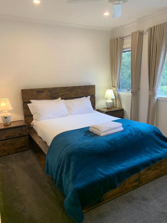 1 dormitorio con 1 cama grande con manta azul en Olinda Deluxe Apartment B1, en Olinda
