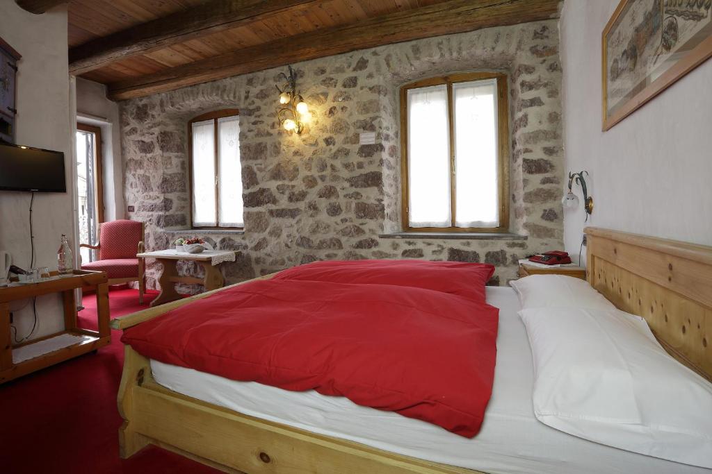 Postel nebo postele na pokoji v ubytování Historic Hotel Ristorante La Stua