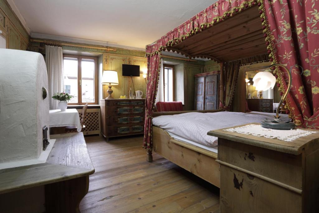 Postel nebo postele na pokoji v ubytování Historic Hotel Ristorante La Stua