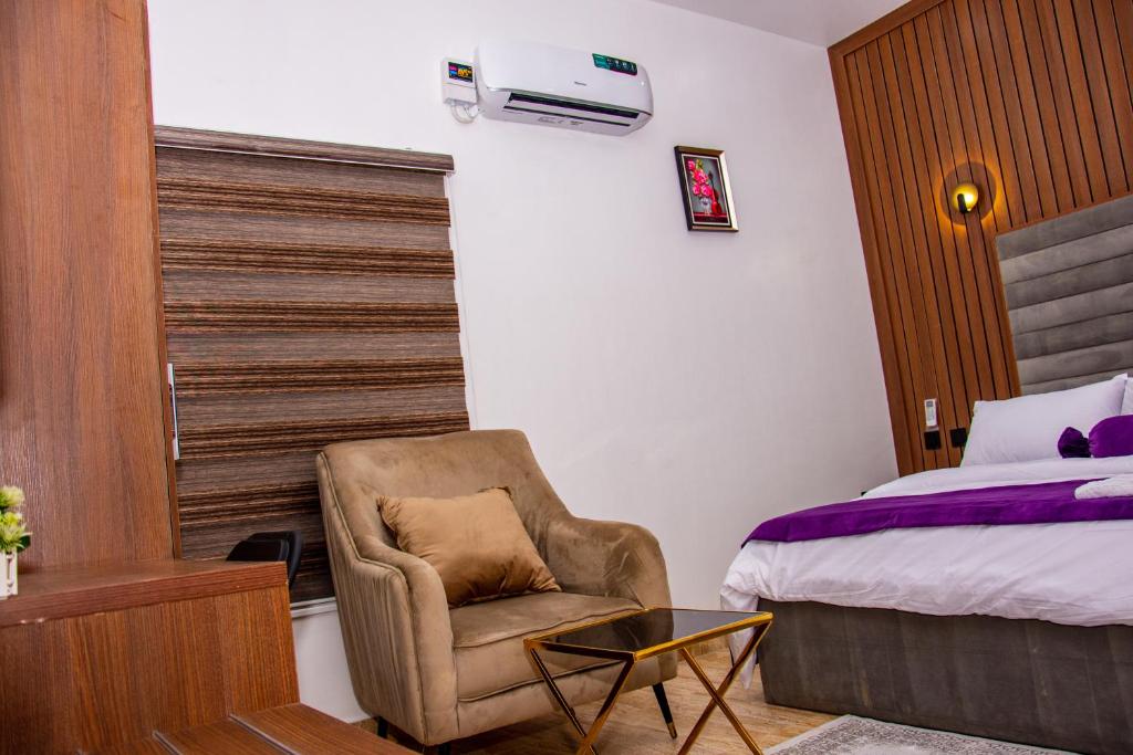 Postel nebo postele na pokoji v ubytování NIFEWAT APARTMENT,Cardiff suite 2bedroom apartment with gym ,Netflix and WiFi