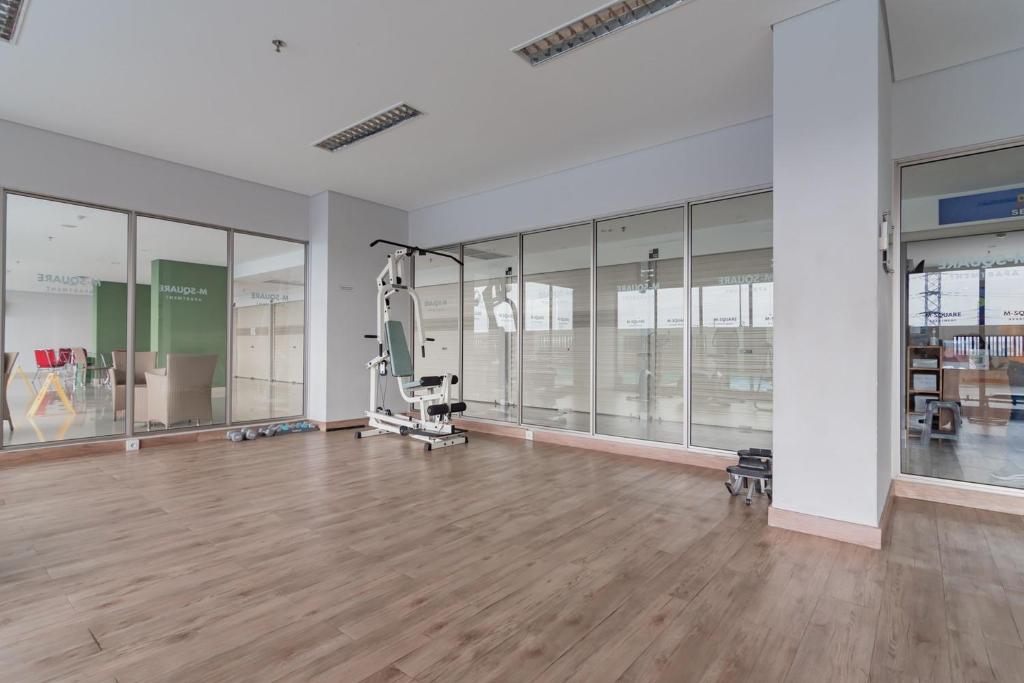 Fitness centrum a/nebo fitness zařízení v ubytování RedLiving Apartemen Mekarwangi Square - M Express