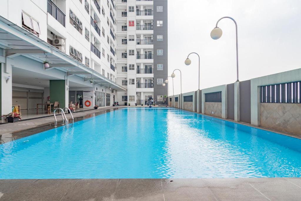 an empty swimming pool in an apartment building at RedLiving Apartemen Mekarwangi Square - M Express in Bandung