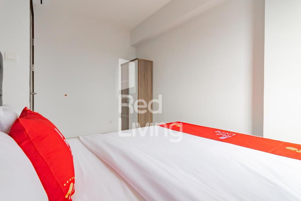 Postel nebo postele na pokoji v ubytování RedLiving Apartemen Mekarwangi Square - M Express