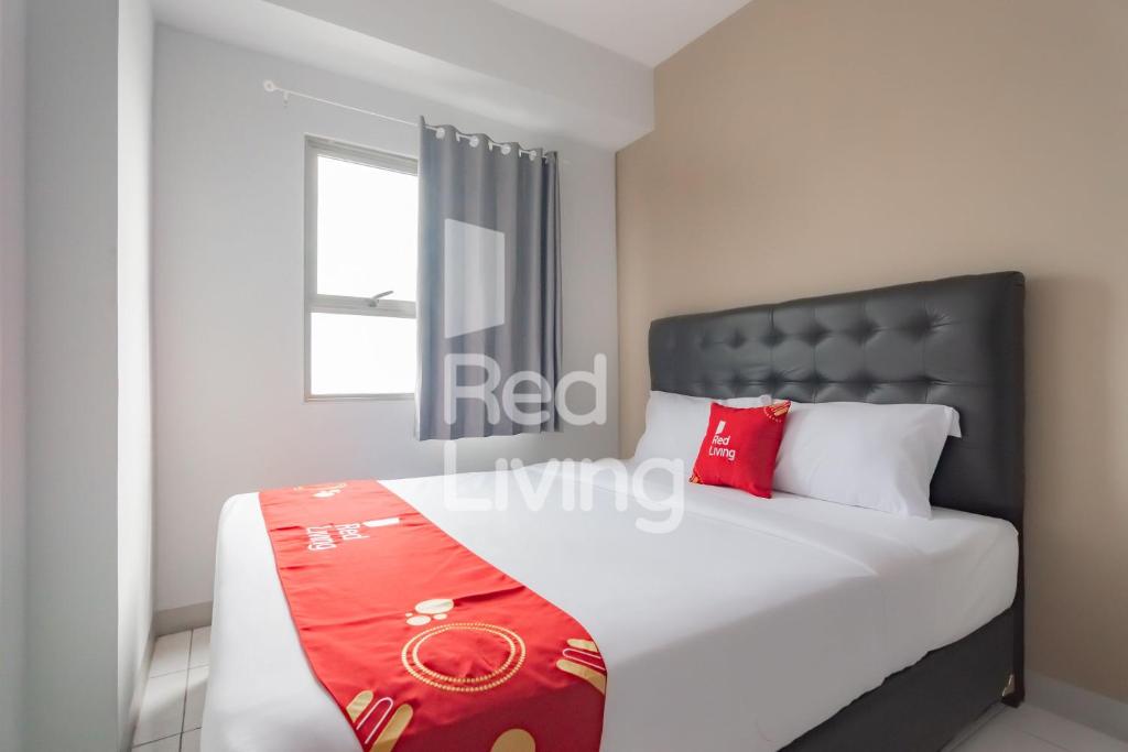 Postel nebo postele na pokoji v ubytování RedLiving Apartemen Mekarwangi Square - M Express