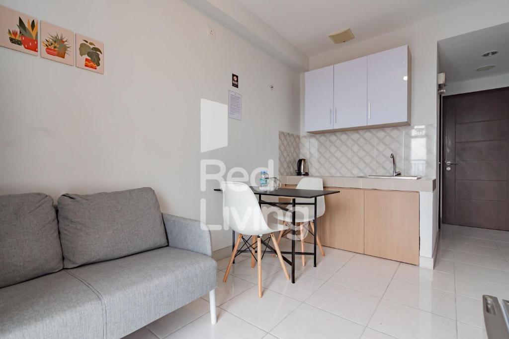 Kuchyň nebo kuchyňský kout v ubytování RedLiving Apartemen Mekarwangi Square - M Express