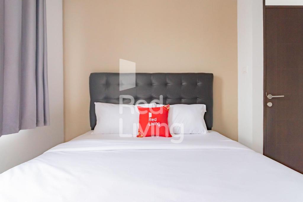 Postel nebo postele na pokoji v ubytování RedLiving Apartemen Mekarwangi Square - M Express