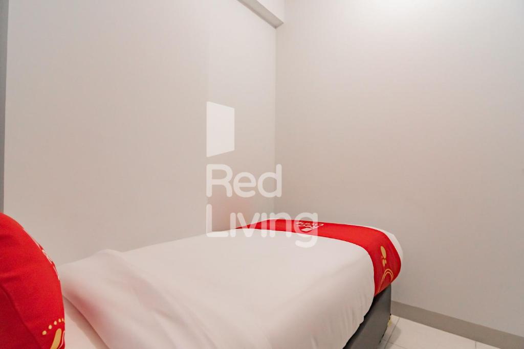 Postel nebo postele na pokoji v ubytování RedLiving Apartemen Mekarwangi Square - M Express