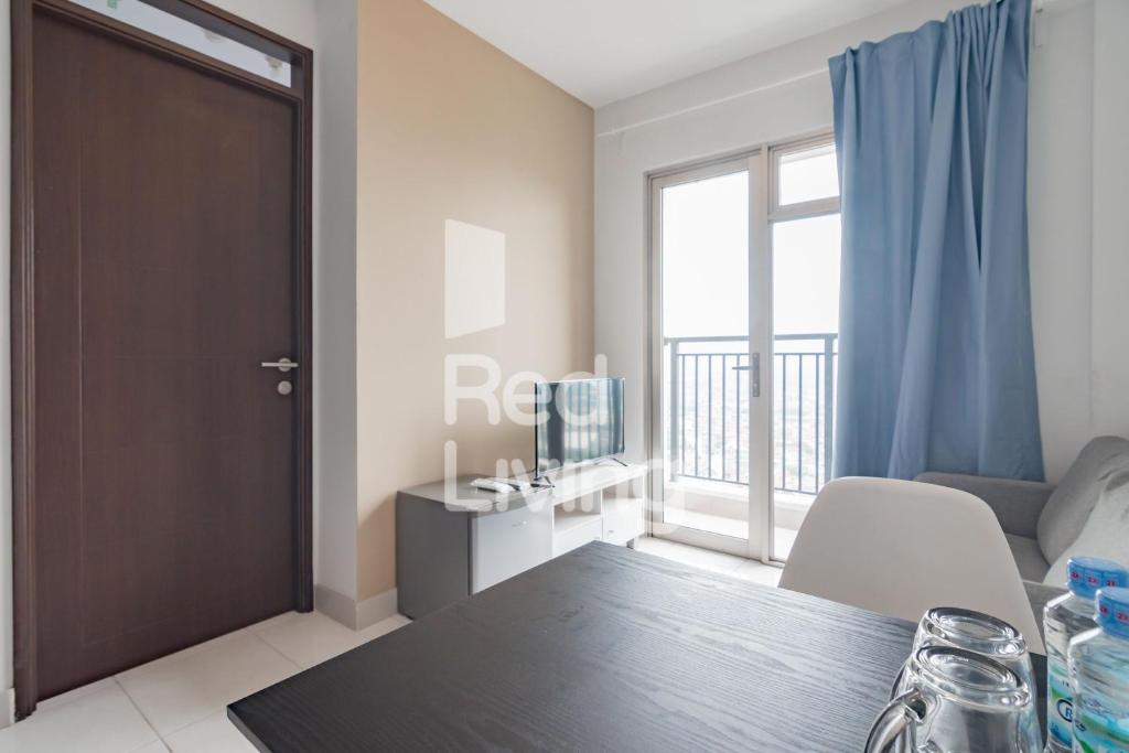 TV a/nebo společenská místnost v ubytování RedLiving Apartemen Mekarwangi Square - M Express