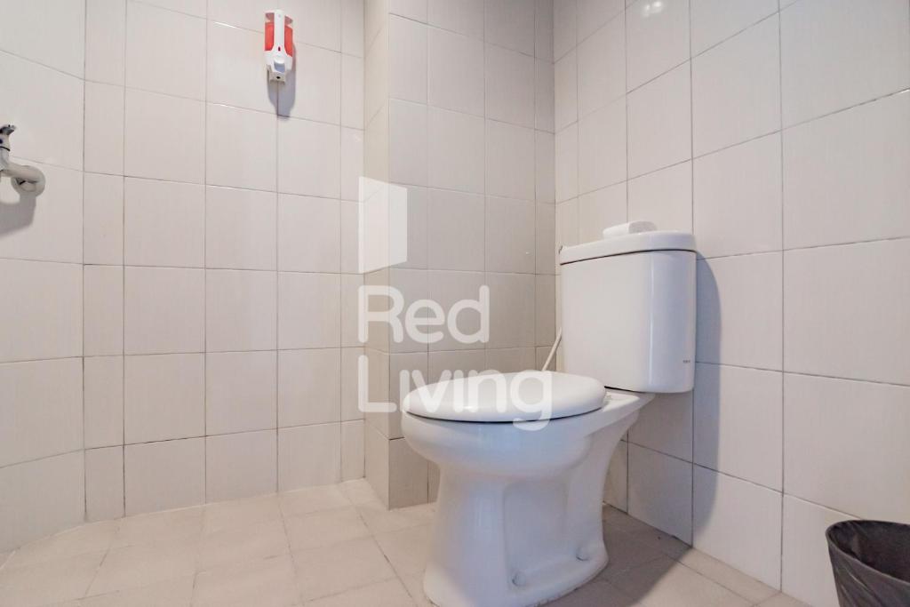 Koupelna v ubytování RedLiving Apartemen Mekarwangi Square - M Express