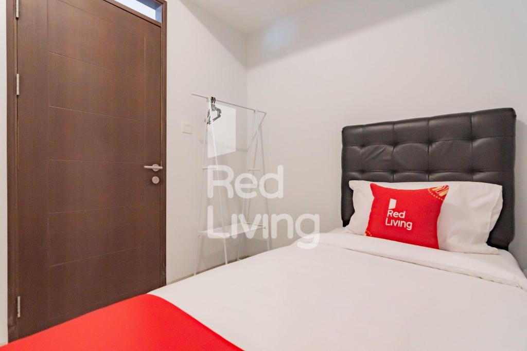 Postel nebo postele na pokoji v ubytování RedLiving Apartemen Mekarwangi Square - M Express