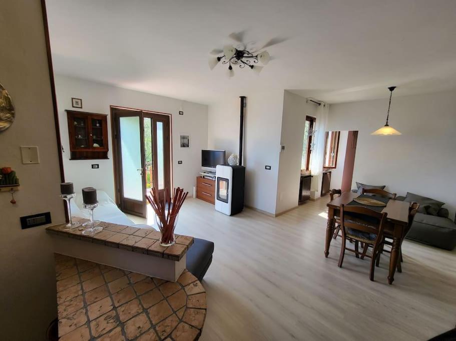 sala de estar con mesa y comedor en Villa Olivo, en Limone sul Garda