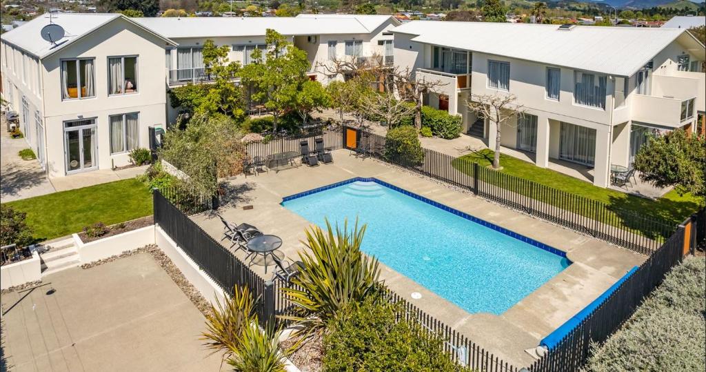 an aerial view of a house with a swimming pool at Parkside Motel in Richmond