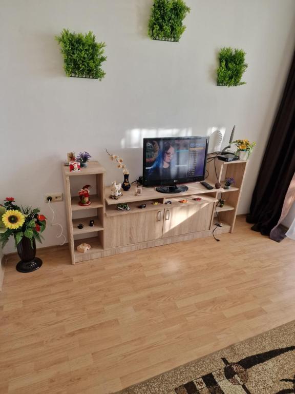 sala de estar con TV en una mesa y escritorio en Апартамент широк център варна15 минути до центъра, en Varna