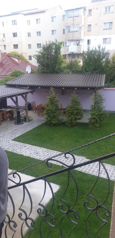 a view of a yard with a patio and a building at Casa Trotus in Tîrgu Ocna