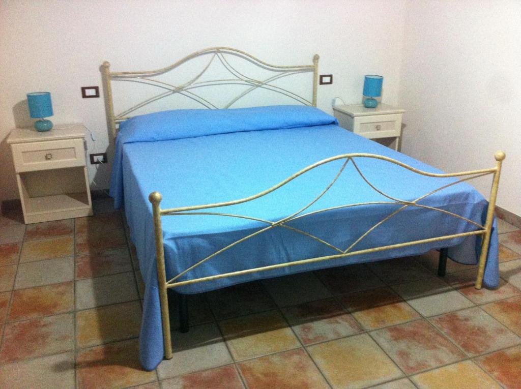 クストナーチにあるAntico Ciottoloのベッドルーム1室(青いベッド1台、ナイトスタンド2台付)