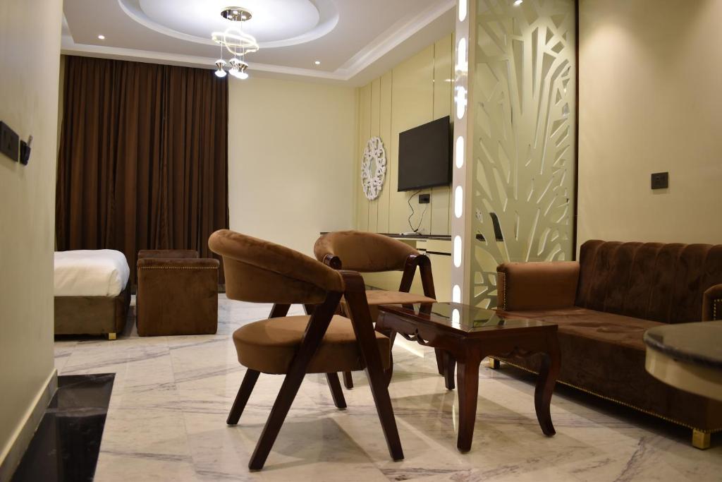 TV a/nebo společenská místnost v ubytování Lime Tree Hotel and Banquet Greater Noida