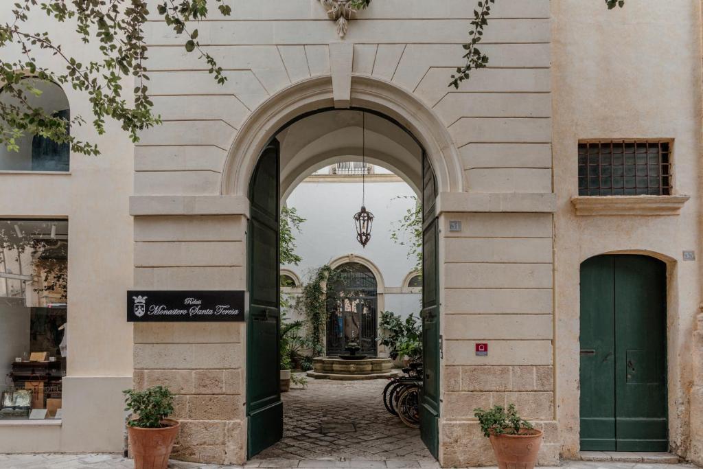 una entrada a un edificio con una puerta verde en Relais Monastero Santa Teresa - Albergo Diffuso, en Nardò