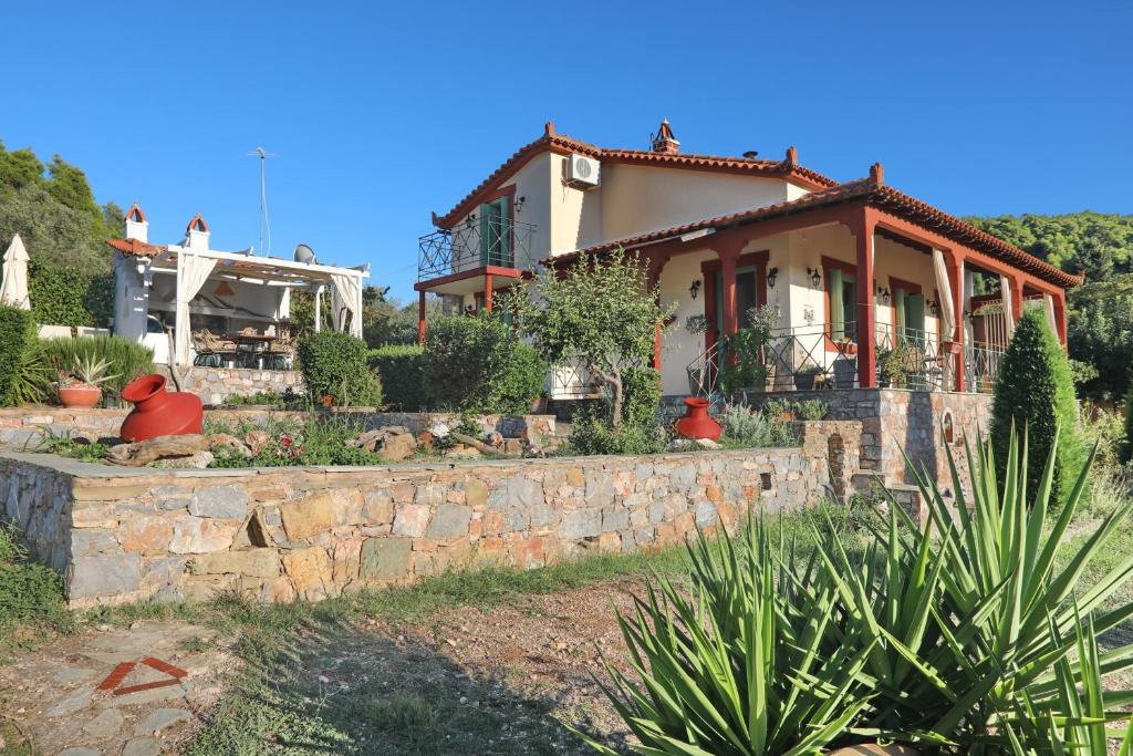 帕諾莫斯寇佩羅斯的住宿－Blue & Green Villa，前面有石墙的房子
