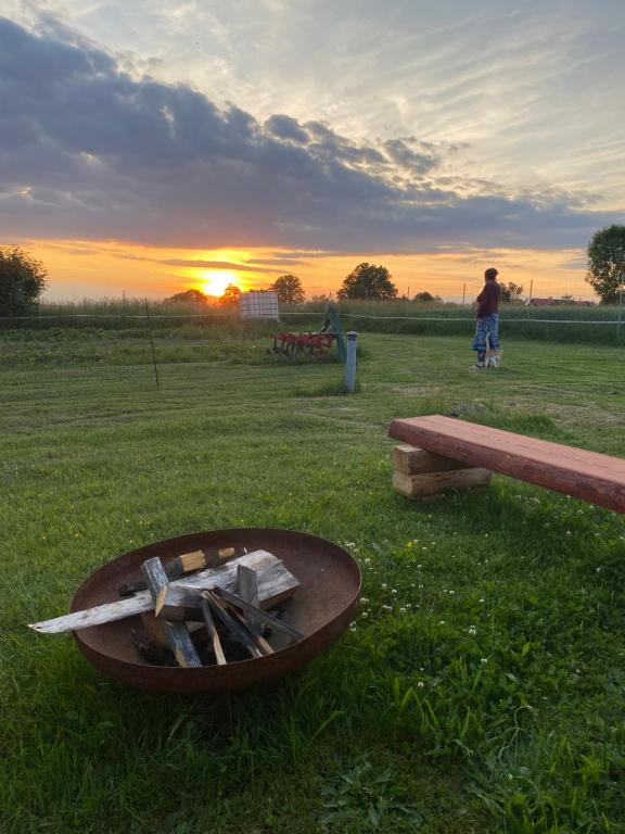 Pohľad na východ alebo západ slnka z dovolenkového domu alebo blízkeho okolia
