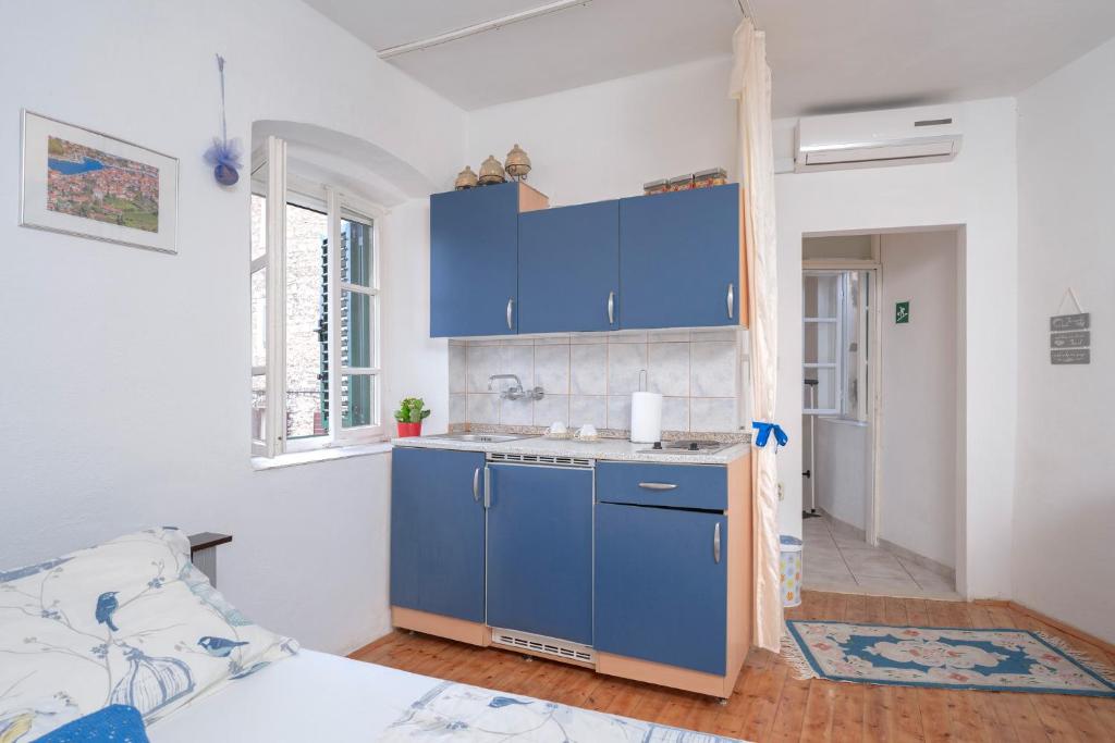 Kuchnia lub aneks kuchenny w obiekcie Apartman studio Stari Grad 2
