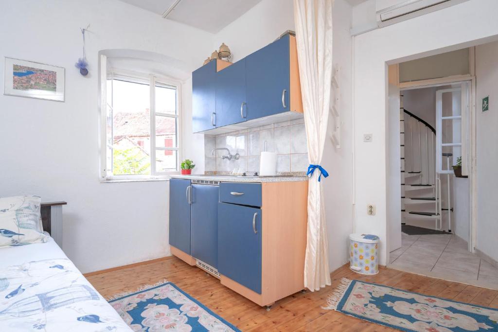 Kuchnia lub aneks kuchenny w obiekcie Apartman studio Stari Grad 2