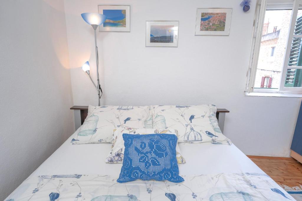 Łóżko lub łóżka w pokoju w obiekcie Apartman studio Stari Grad 2