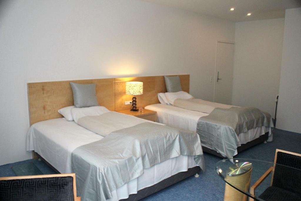 Postel nebo postele na pokoji v ubytování Seafront Hotel