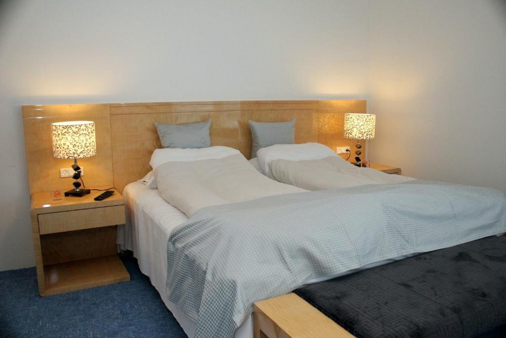 Postel nebo postele na pokoji v ubytování Seafront Hotel