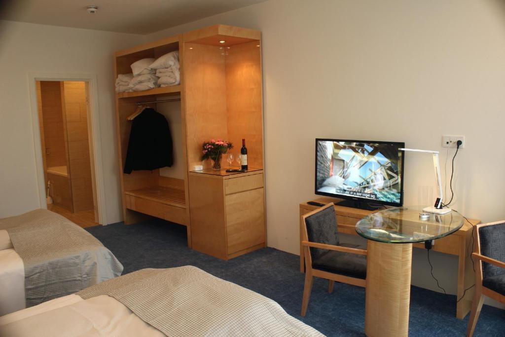 TV a/nebo společenská místnost v ubytování Seafront Hotel