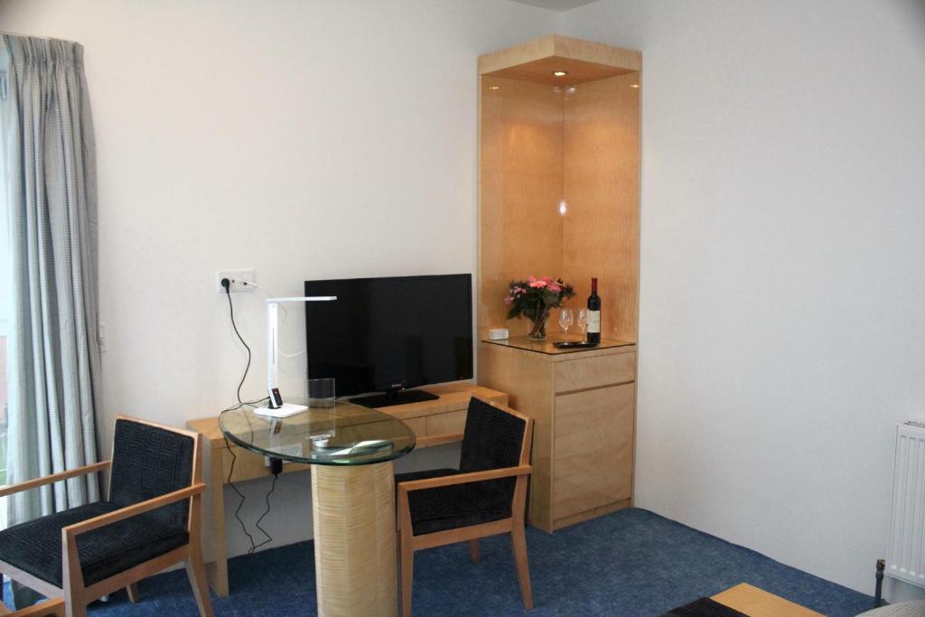 TV a/nebo společenská místnost v ubytování Seafront Hotel