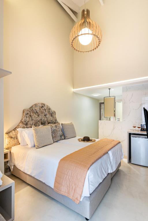 Postel nebo postele na pokoji v ubytování Mitos-Suites
