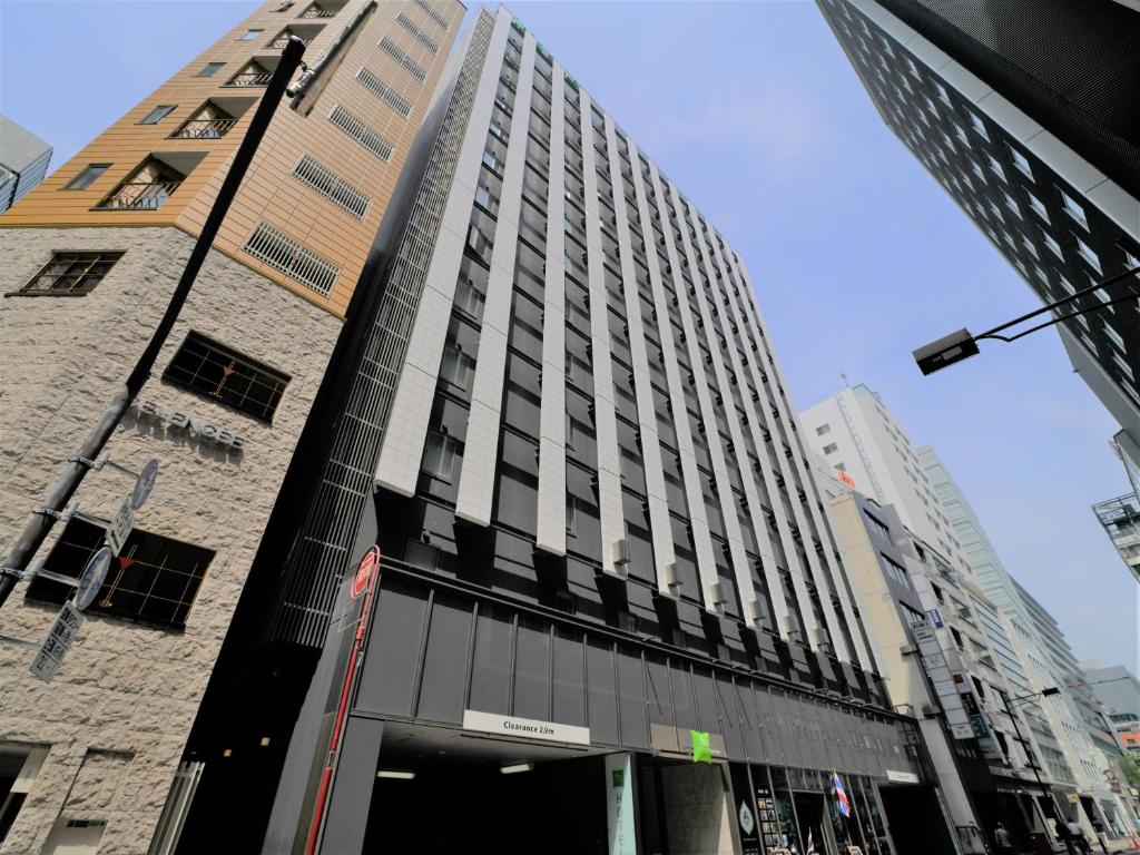 東京にあるイビススタイルズ東京銀座の市道の高層ビル