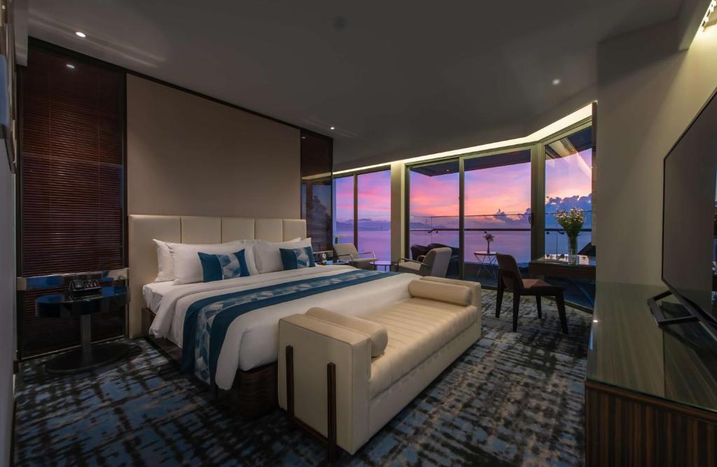 Giường trong phòng chung tại Queen Ann Nha Trang Hotel