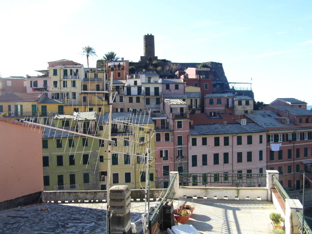 Nespecifikovaný výhled na destinaci Vernazza nebo výhled na město při pohledu z penzionu