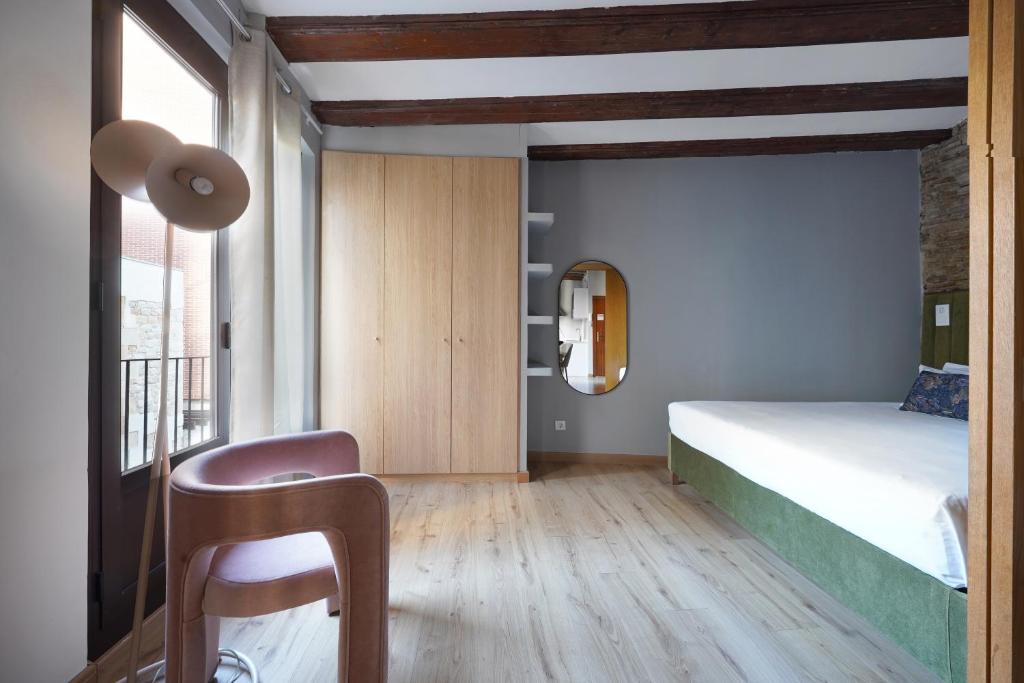 Postel nebo postele na pokoji v ubytování Numa Barcelona Lustre