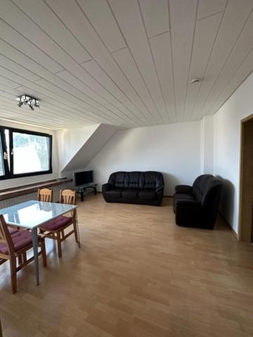 sala de estar con sofás, mesa y sillas en Schone Monteure Wohnung in Duisburg Meiderich 47137 en Duisburg