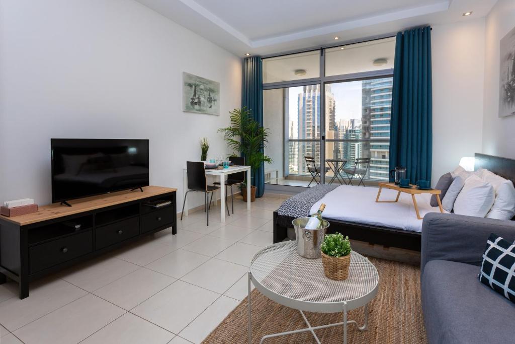 TV a/nebo společenská místnost v ubytování Sky view tower apartment in Dubai Marina JBR