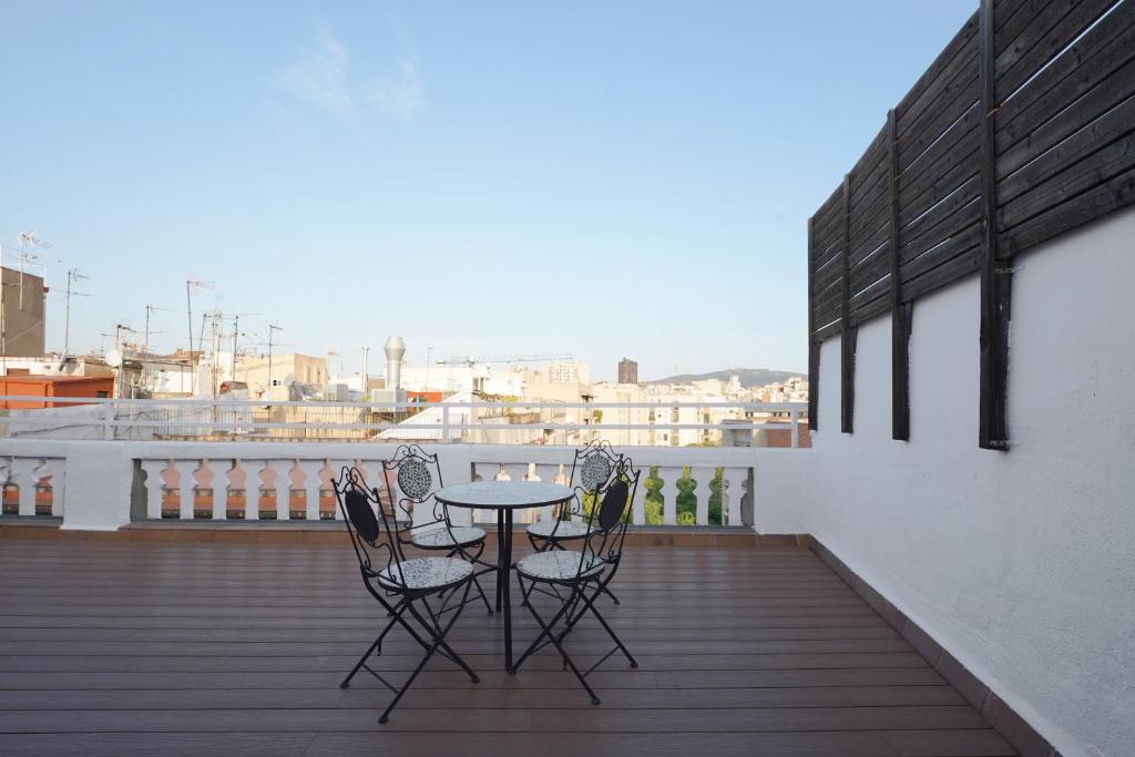 una mesa y sillas en un balcón con vistas en numa I Lustre Apartments, en Barcelona