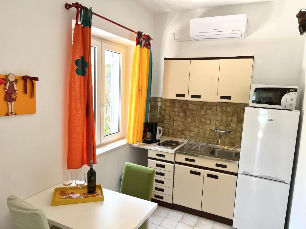 Kuchyň nebo kuchyňský kout v ubytování Apartments More & Ja