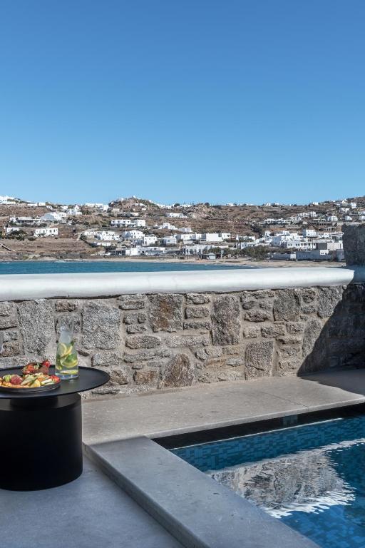 Bazén v ubytování Aeonic Suites and Spa nebo v jeho okolí