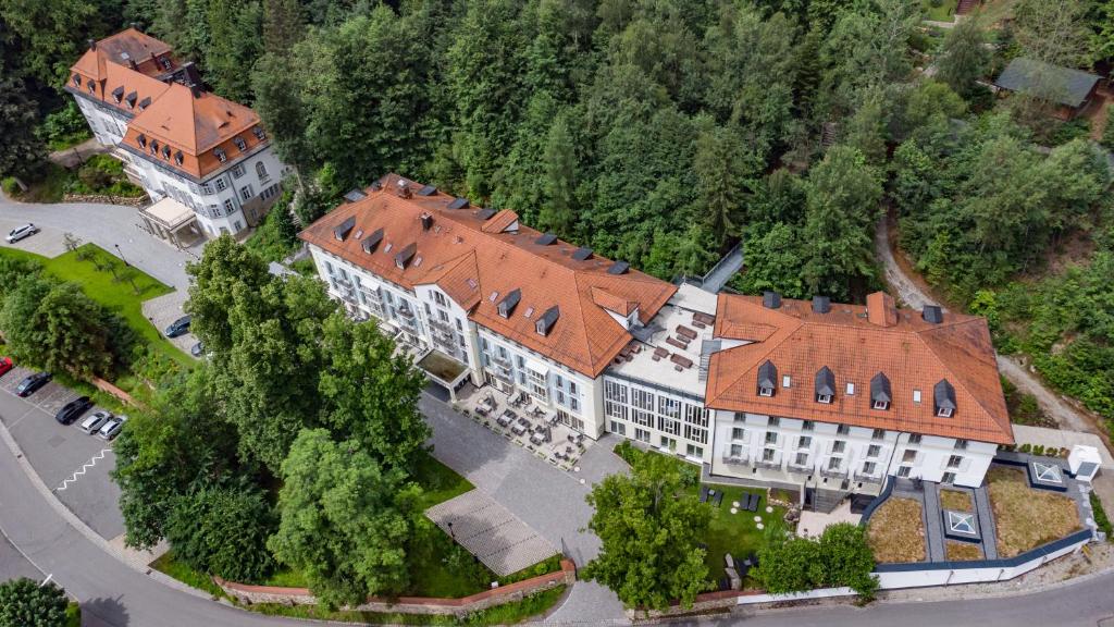 una vista aérea de un gran edificio con techo rojo en Robenstein Aktivhotel & SPA en Zwiesel