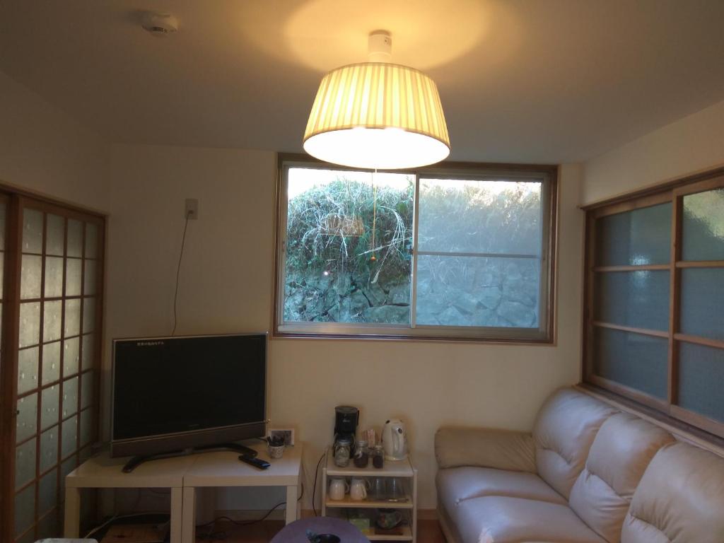 TV a/nebo společenská místnost v ubytování Kumano Kodo Nagano Guesthouse